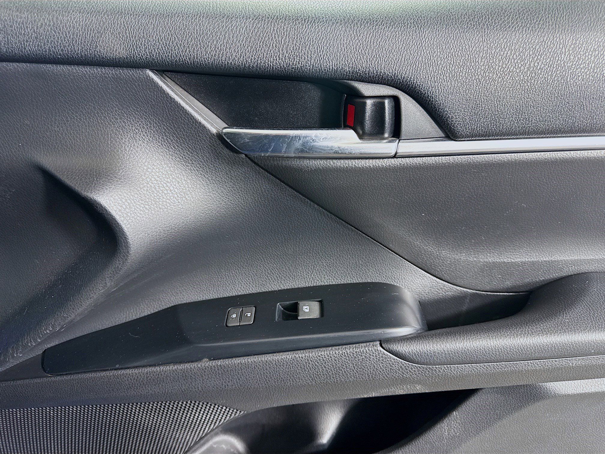 Used 2020 Toyota Camry LE w/ Carpet Mat Package image 30