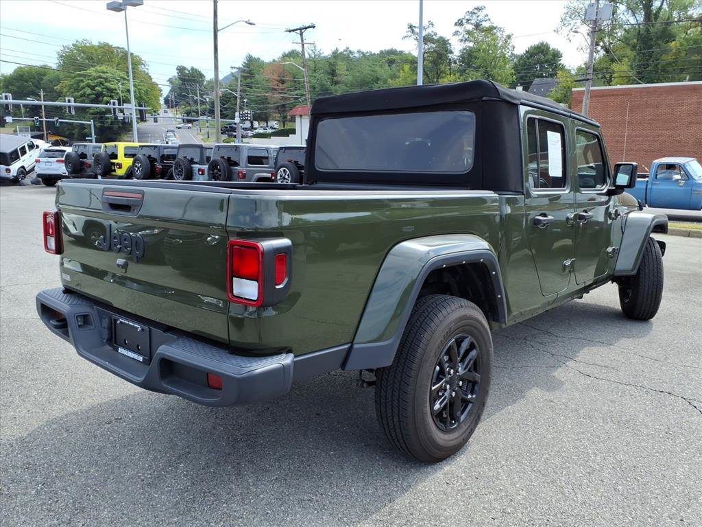 Used 2022 Jeep Gladiator Sport AWD/4WD image 4