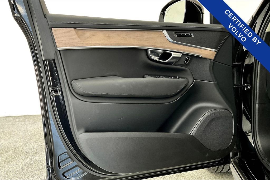 Certified 2025 Volvo XC90 B6 Plus image 24