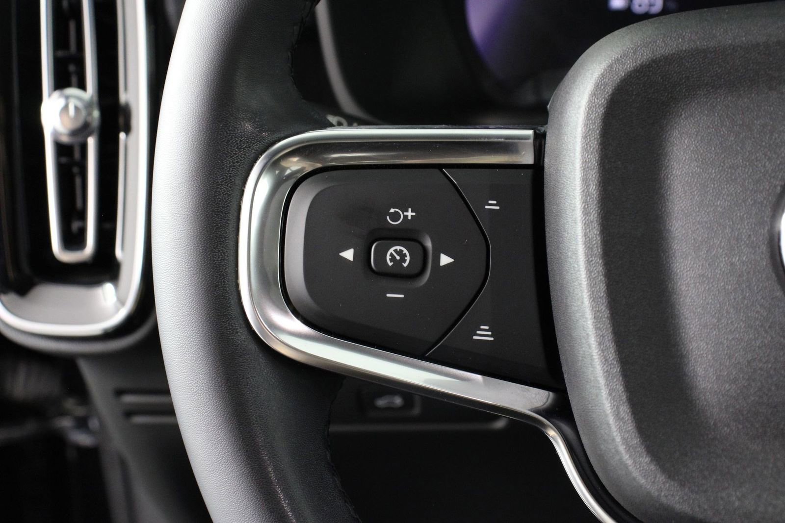 Certified 2023 Volvo XC40 Recharge Ultimate AWD/4WD image 10