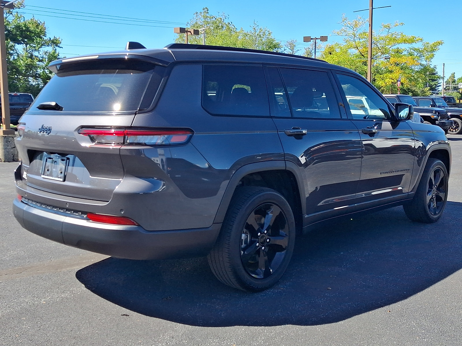 Used 2023 Jeep Grand Cherokee L Laredo AWD/4WD image 4