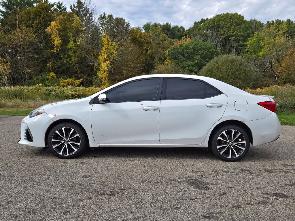 Used 2018 Toyota Corolla SE FWD image 2