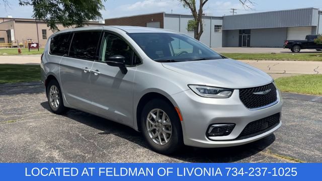 Used 2024 Chrysler Pacifica Touring-L FWD image 2