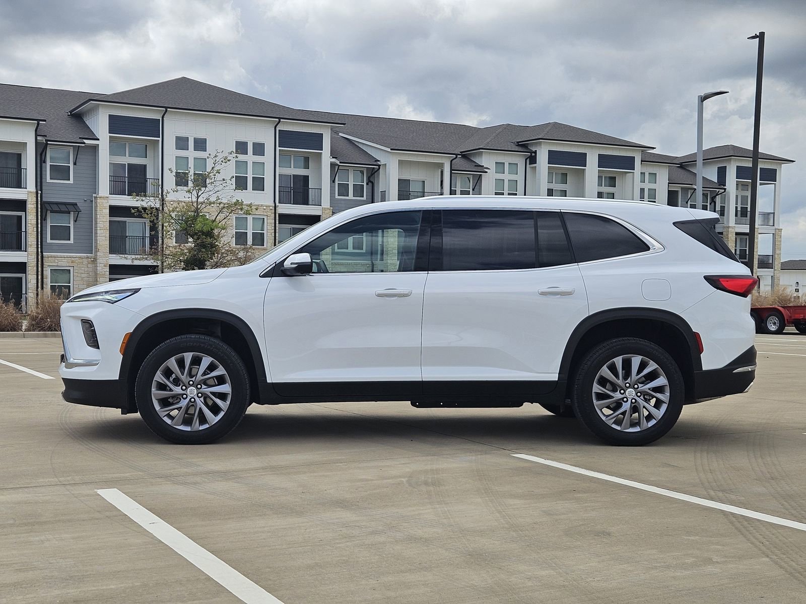 Used 2025 Buick Enclave Preferred image 3
