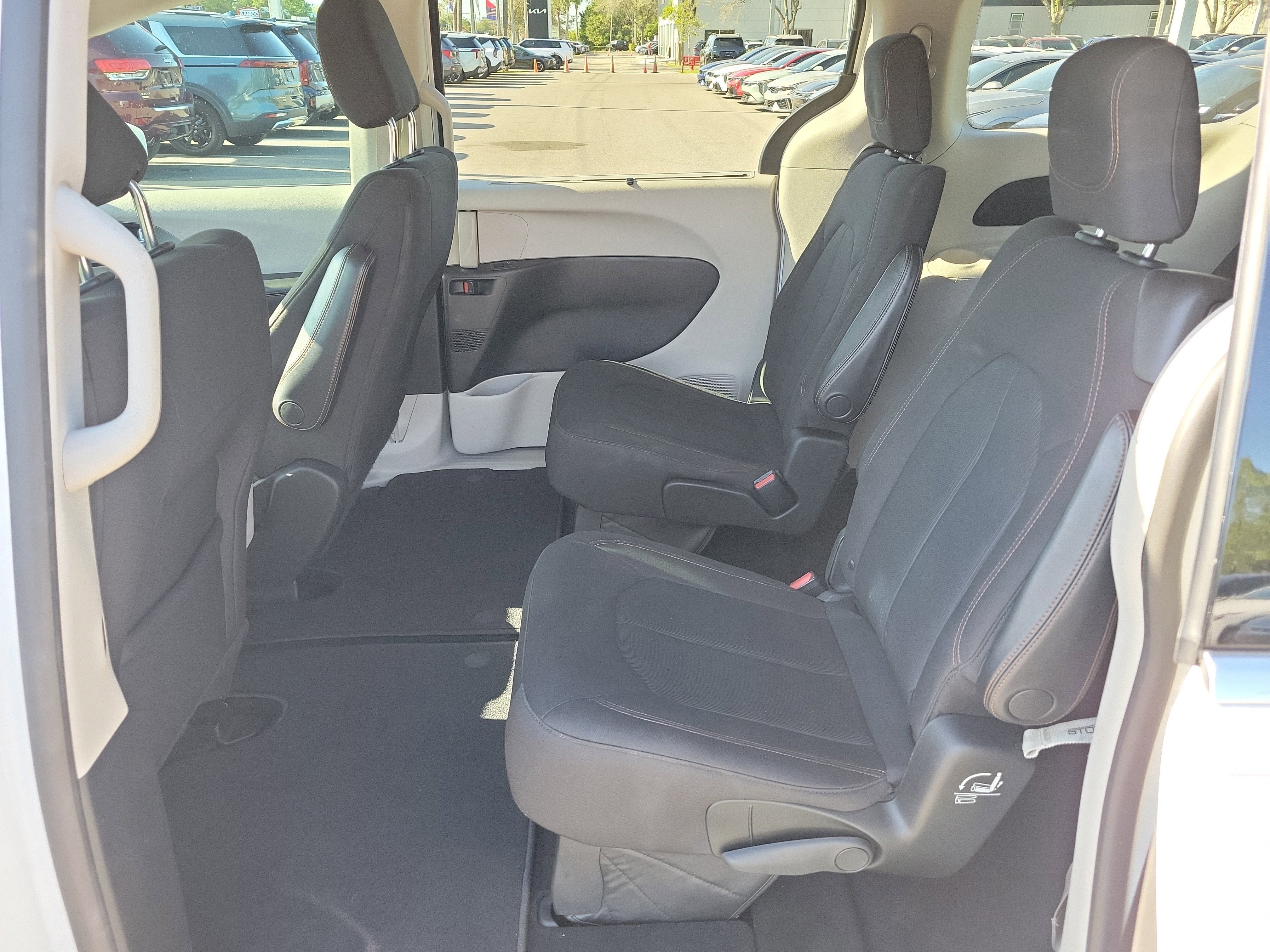 Used 2020 Chrysler Pacifica Touring w/ Cold Weather Group FWD image 16