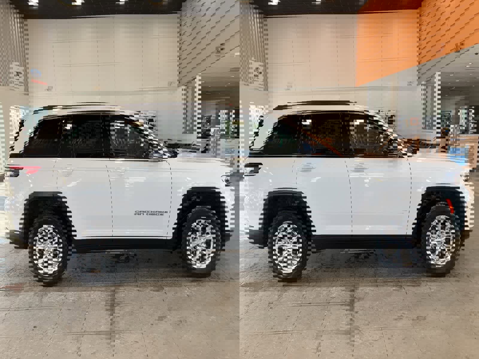 Used 2023 Jeep Grand Cherokee Limited image 4