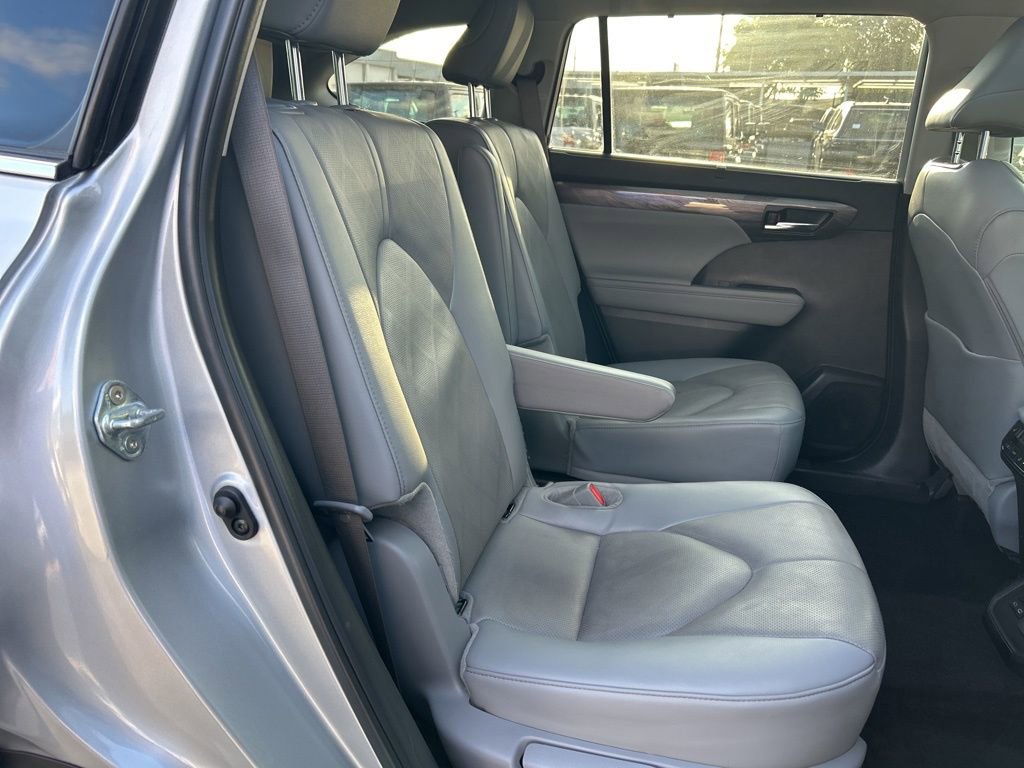 Used 2024 Toyota Highlander Platinum FWD image 28