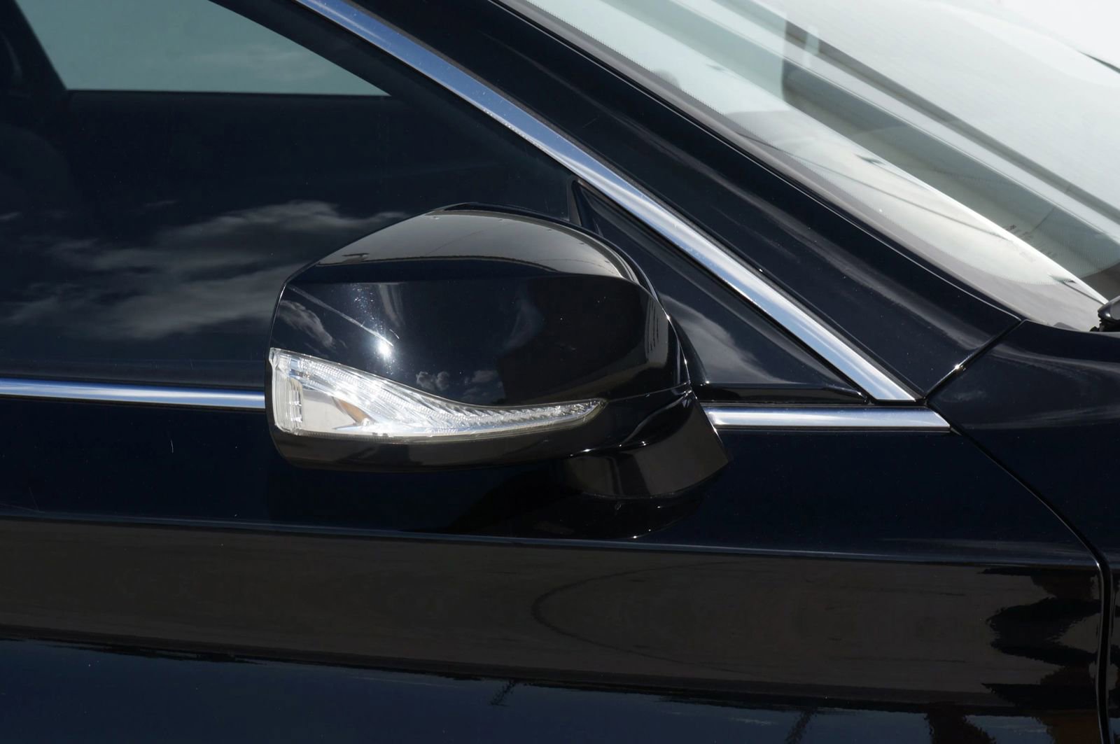 Used 2018 INFINITI Q60 3.0t Luxe w/ Sensory Package 3.0T Luxe AWD/4WD image 19