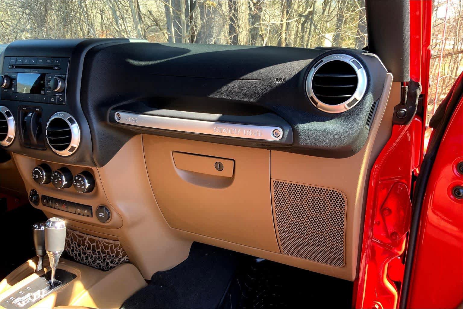 Used 2016 Jeep Wrangler Sahara w/ Connectivity Group image 19