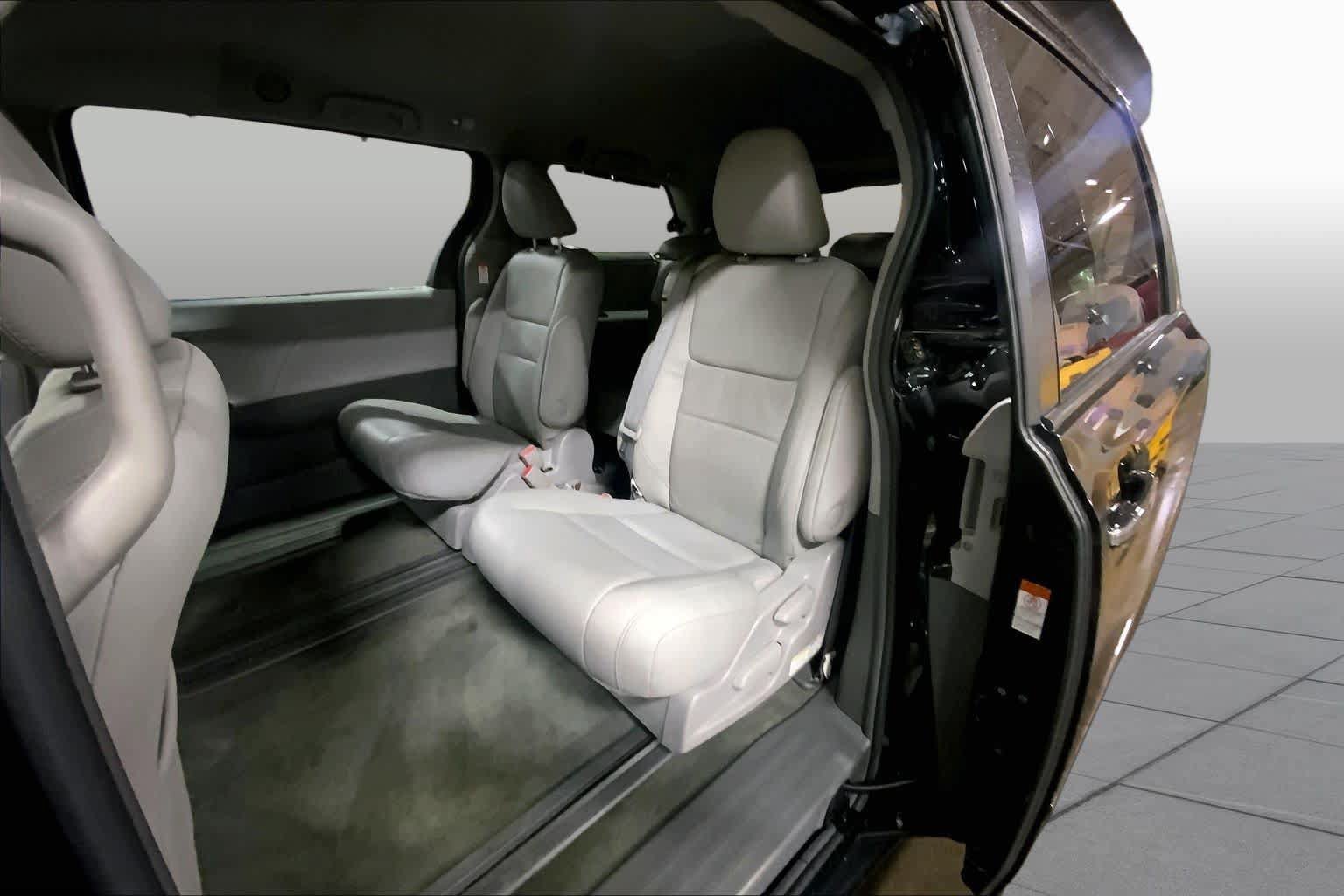 Used 2017 Toyota Sienna XLE FWD image 21