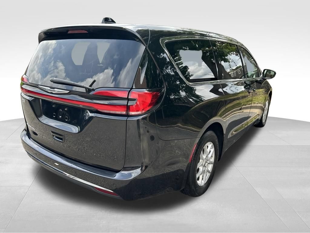 Used 2023 Chrysler Pacifica Touring-L FWD image 5