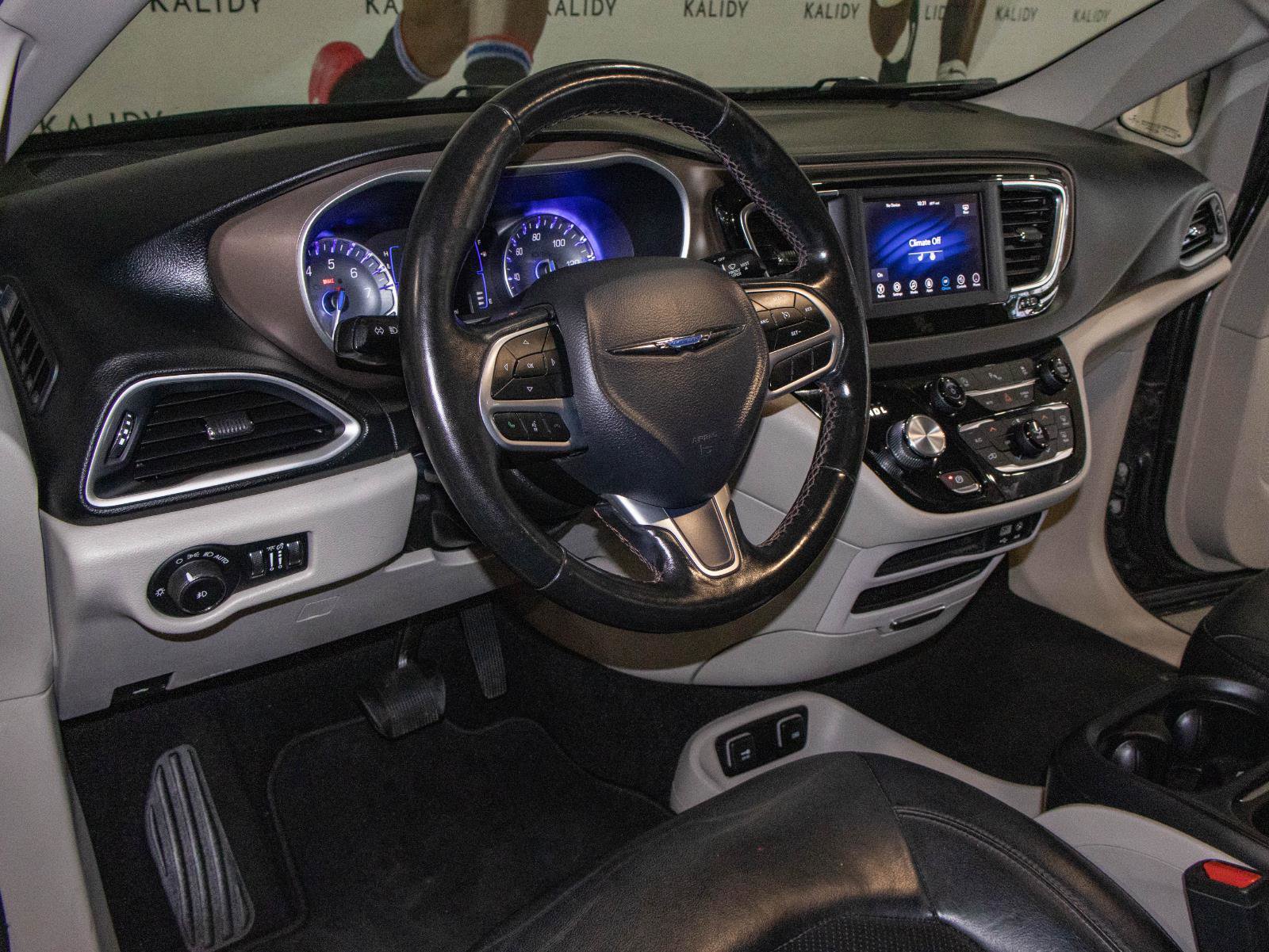 Used 2019 Chrysler Pacifica Touring-L image 5