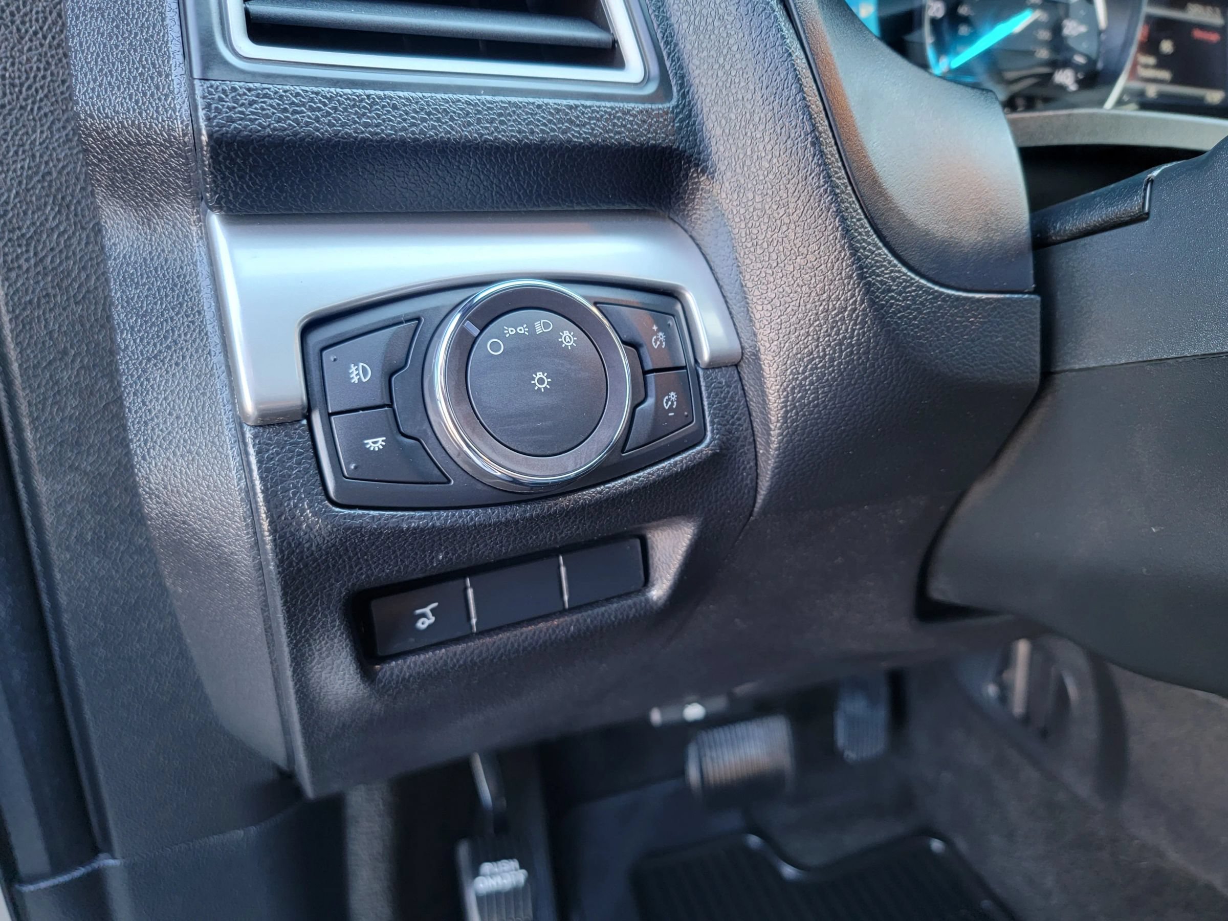 Used 2017 Ford Explorer XLT w/ Equipment Group 202A AWD/4WD image 24