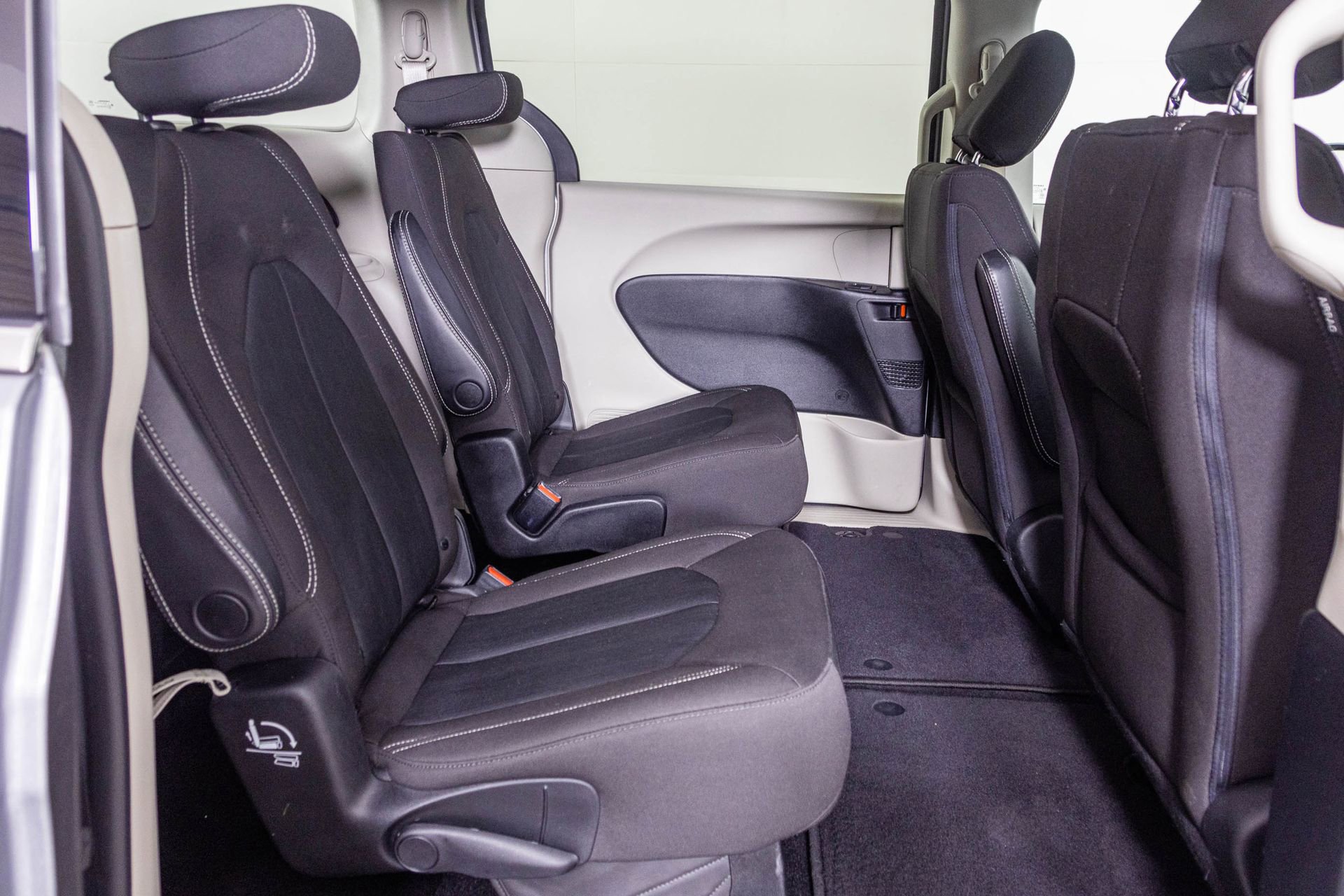 Used 2020 Chrysler Voyager LX FWD image 39