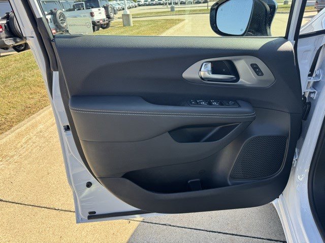 New 2026 Chrysler Pacifica Select image 8