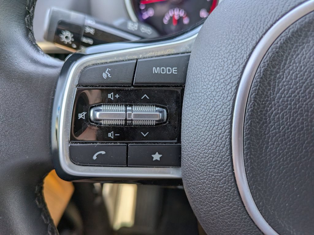 Used 2024 Kia Carnival LX FWD image 25