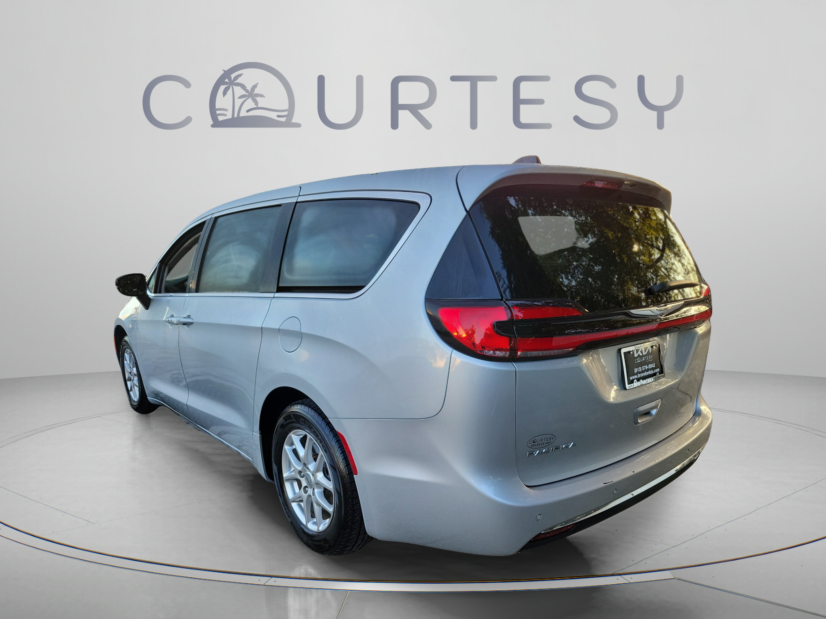 Used 2024 Chrysler Pacifica Touring-L FWD image 2