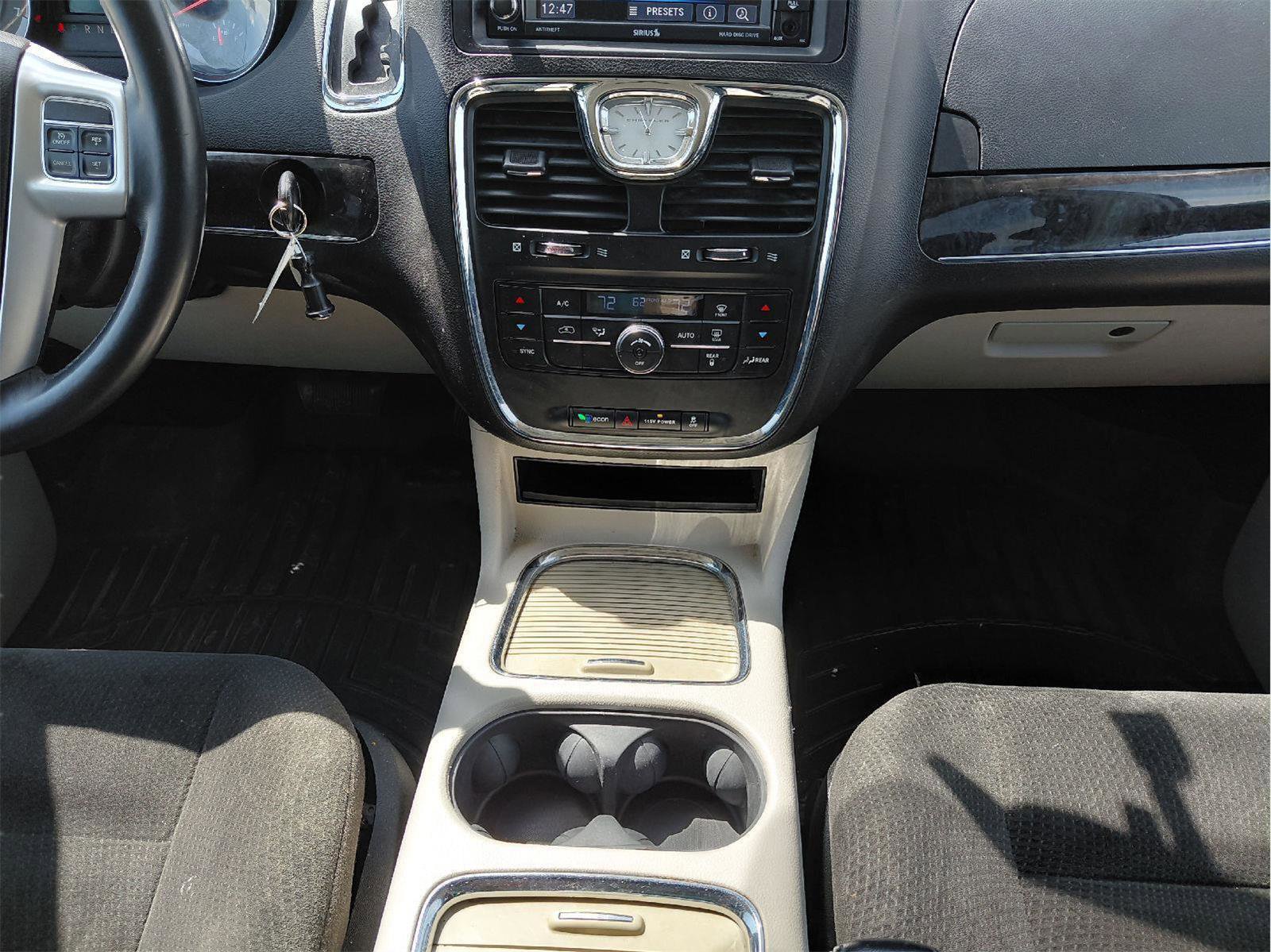Used 2015 Chrysler Town & Country Touring FWD image 38
