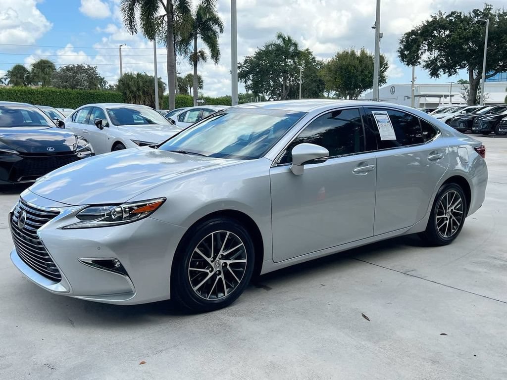 Used 2017 Lexus ES 350 w/ Luxury Package FWD image 3