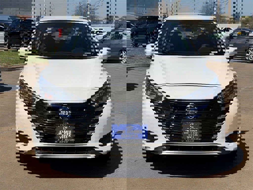 Used 2025 Nissan Versa SV image 3