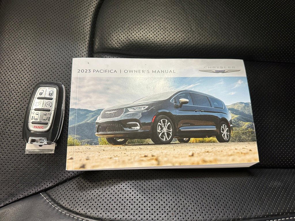 Used 2023 Chrysler Pacifica Limited image 4