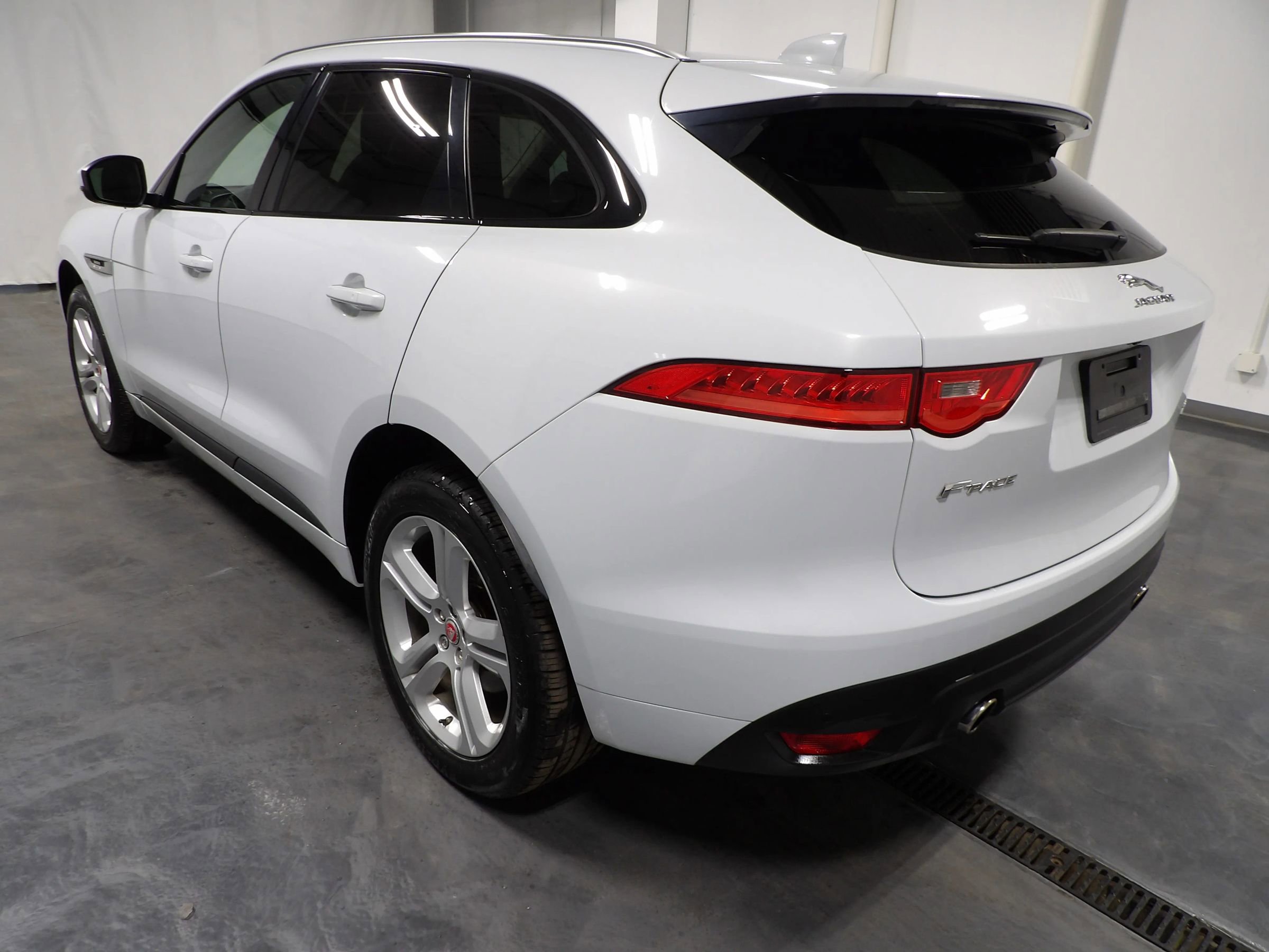 Used 2018 Jaguar F-PACE R-Sport image 9