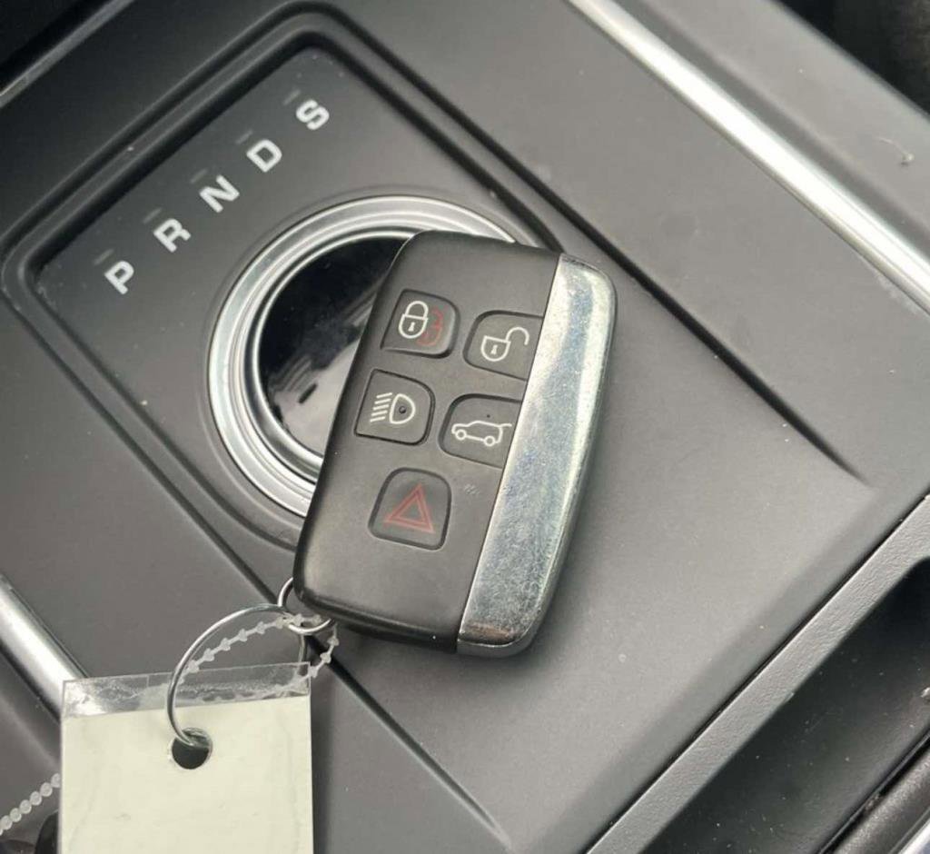 Used 2019 Land Rover Discovery Sport SE image 3