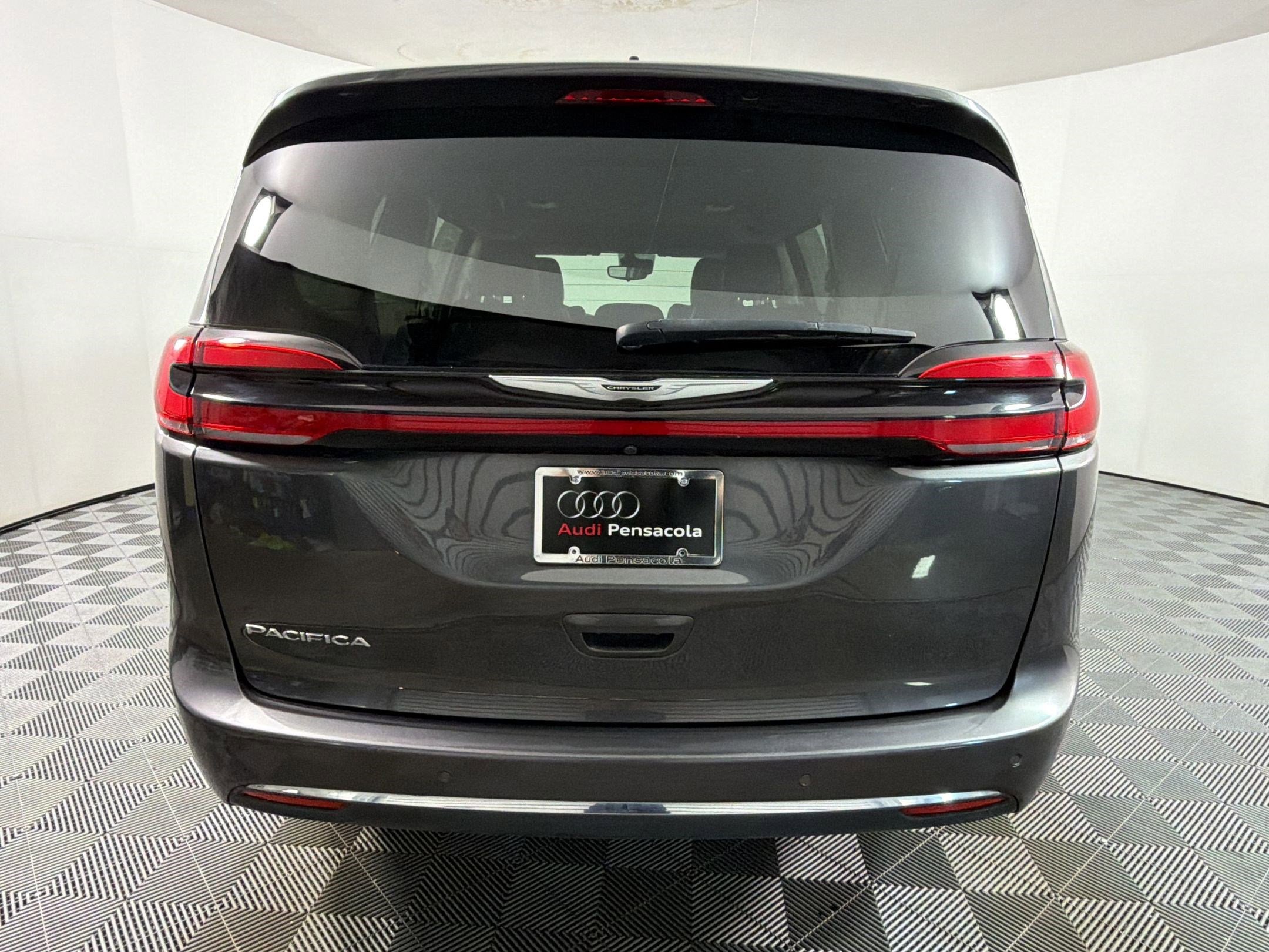 Used 2023 Chrysler Pacifica Touring-L FWD image 7