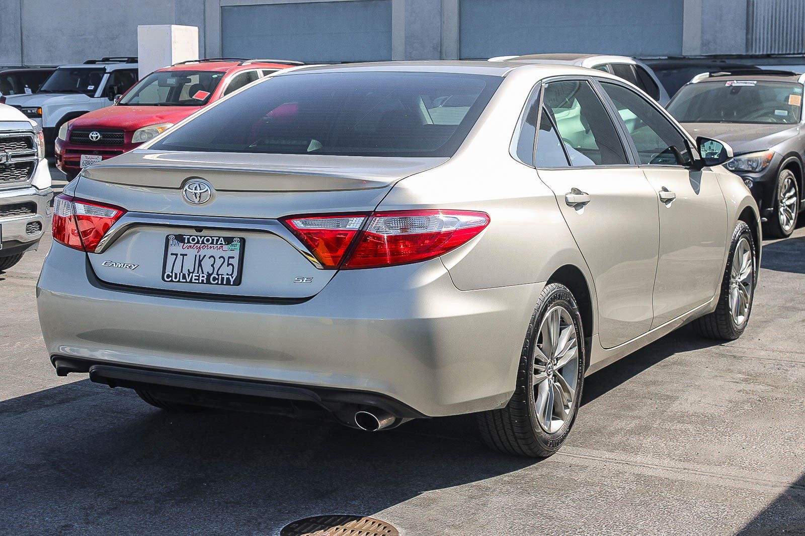 Used 2015 Toyota Camry SE FWD image 9