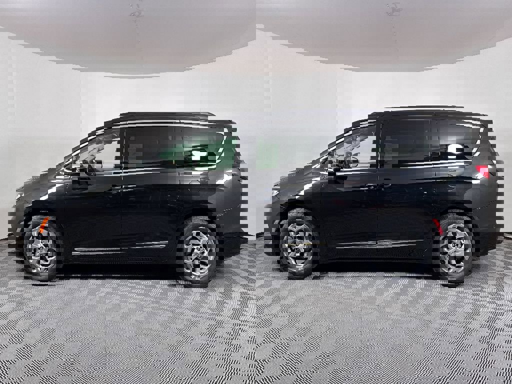 Used 2023 Chrysler Pacifica Limited image 10