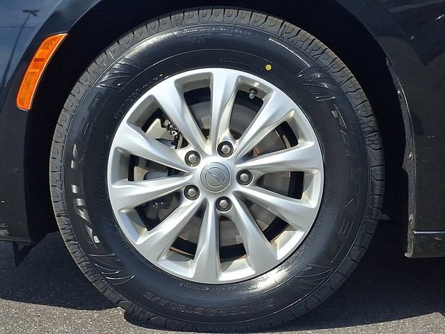 Used 2018 Chrysler Pacifica Touring-L image 8