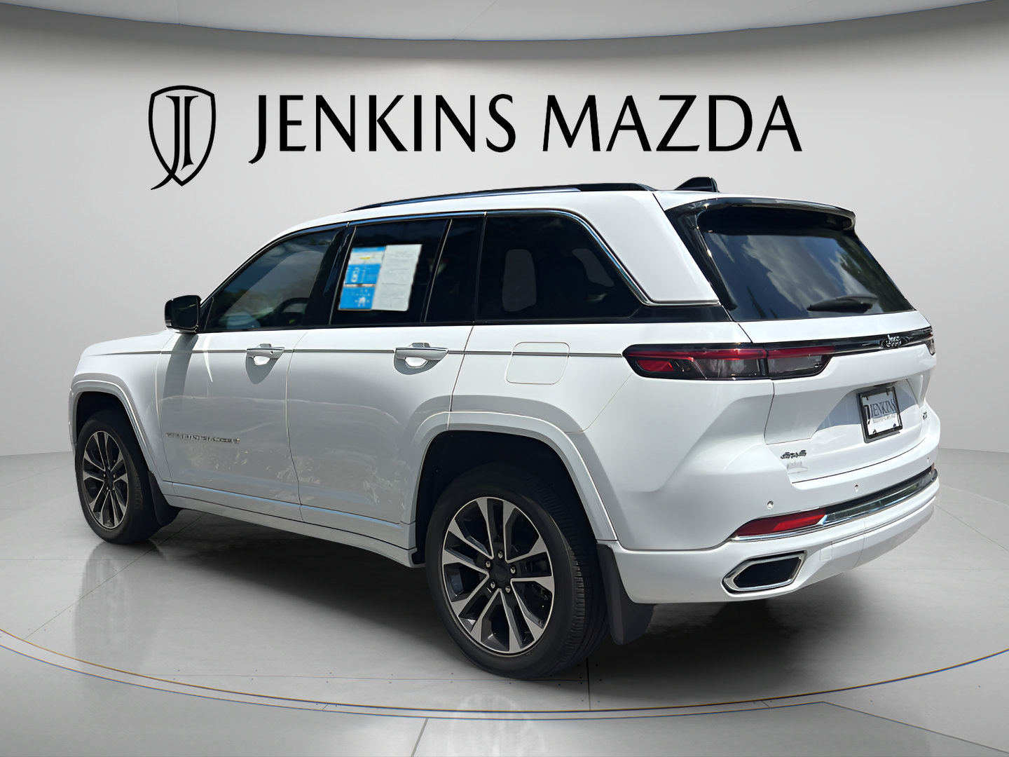 Used 2023 Jeep Grand Cherokee Overland AWD/4WD image 5