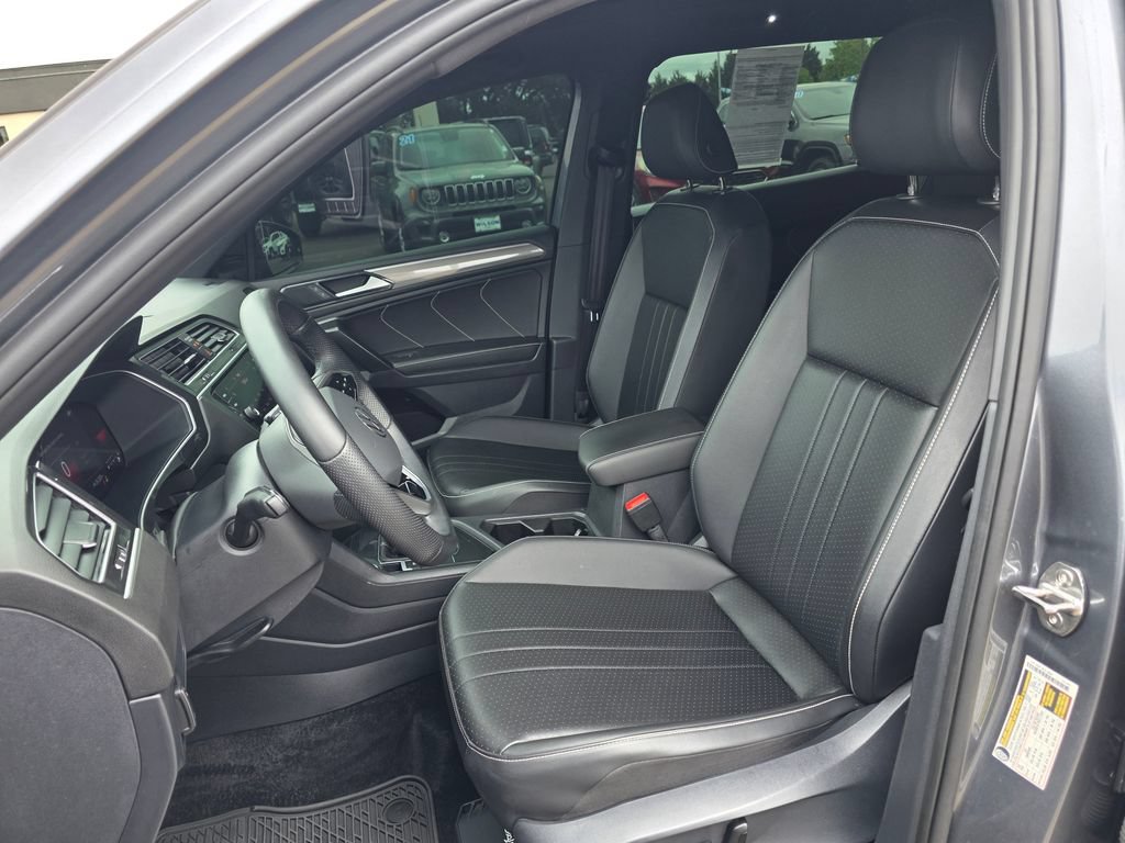 Used 2024 Volkswagen Tiguan SE R-Line FWD image 4