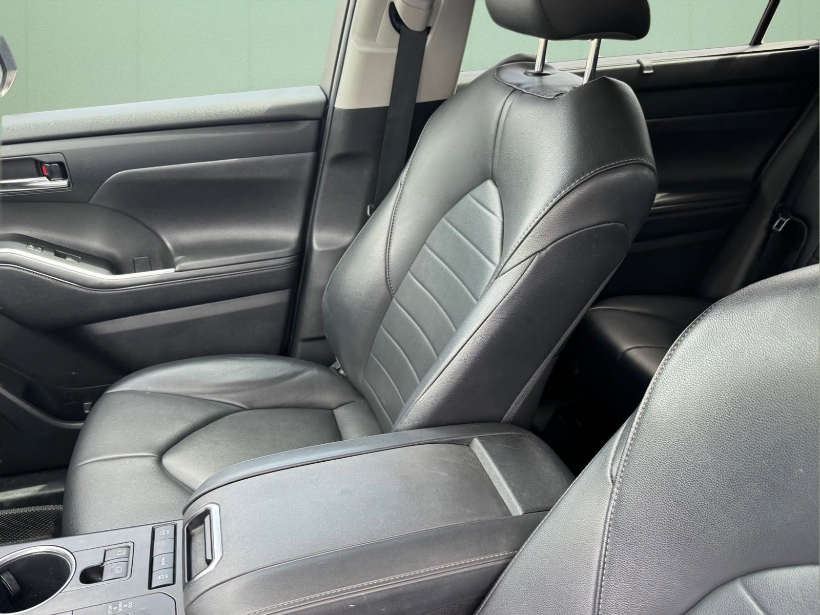 Used 2020 Toyota Highlander XLE FWD image 7