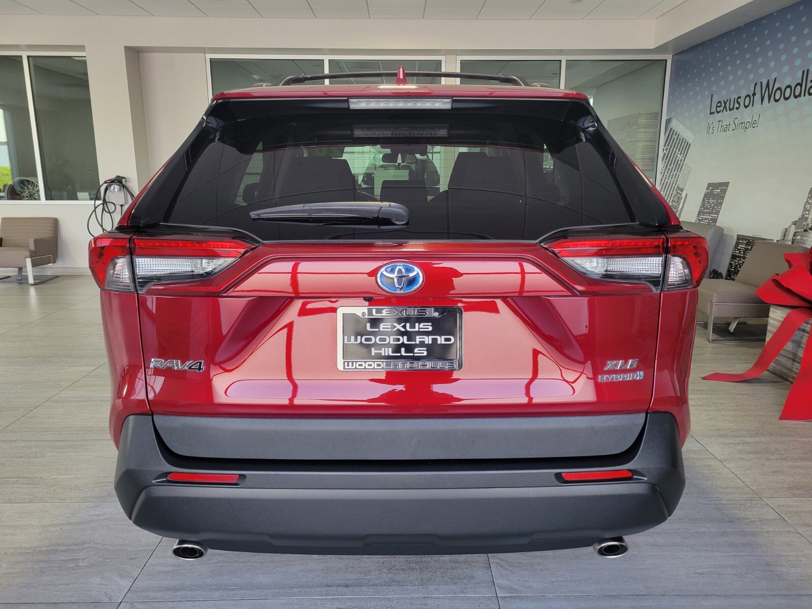 Used 2020 Toyota RAV4 XLE w/ XLE Grade Weather Package image 4