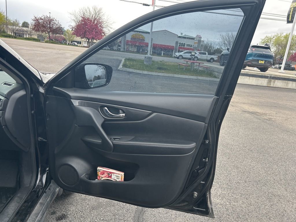 Used 2017 Nissan Rogue S w/ S Appearance Package image 18