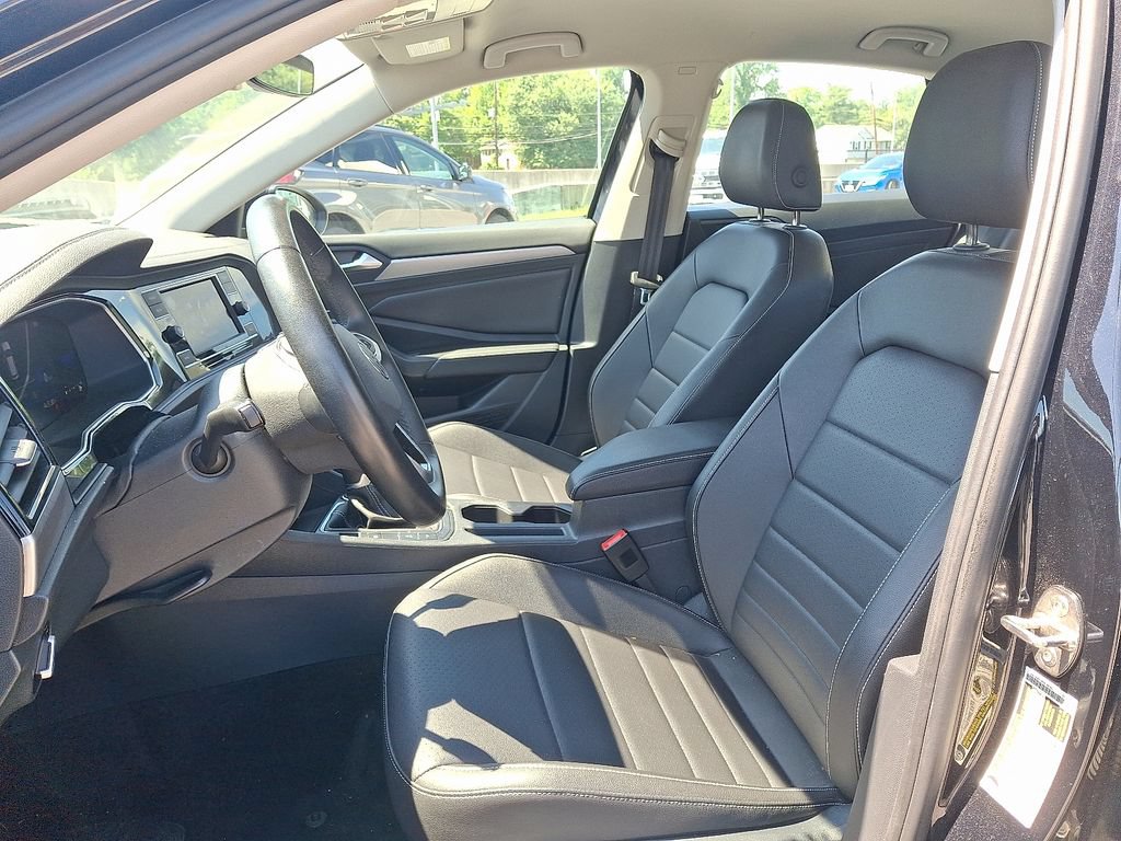 Used 2024 Volkswagen Jetta SE FWD image 13