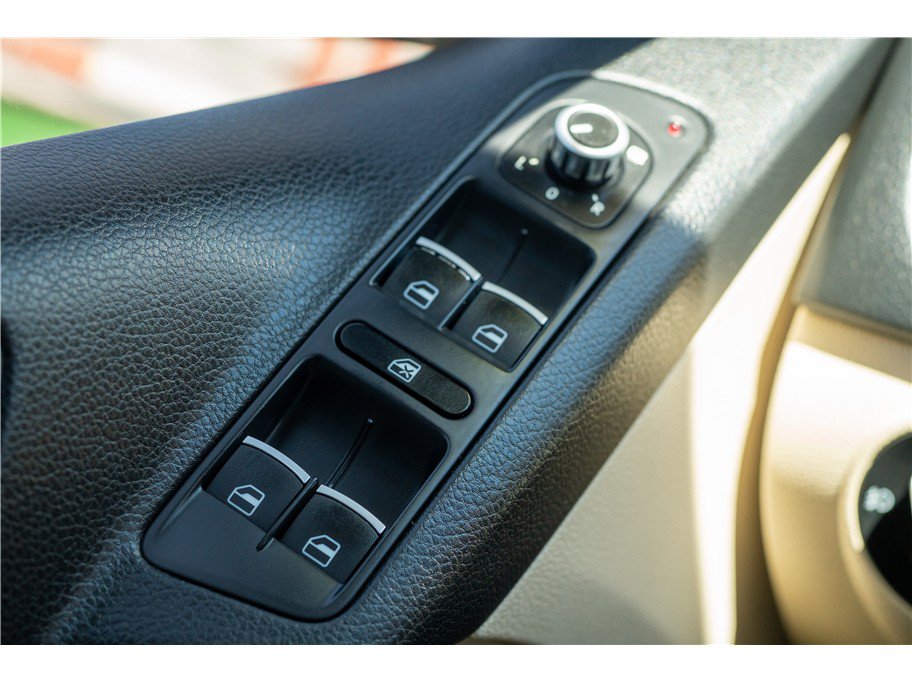 Used 2013 Volkswagen Tiguan S FWD image 34