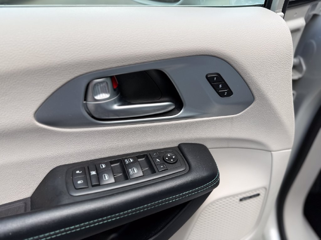 Used 2019 Chrysler Pacifica Limited w/ Advanced Safetytec Group FWD image 21