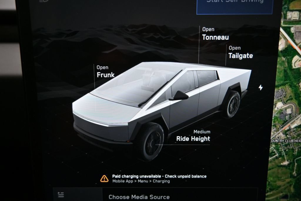 Used 2025 Tesla Cybertruck AWD Crew Cab image 20