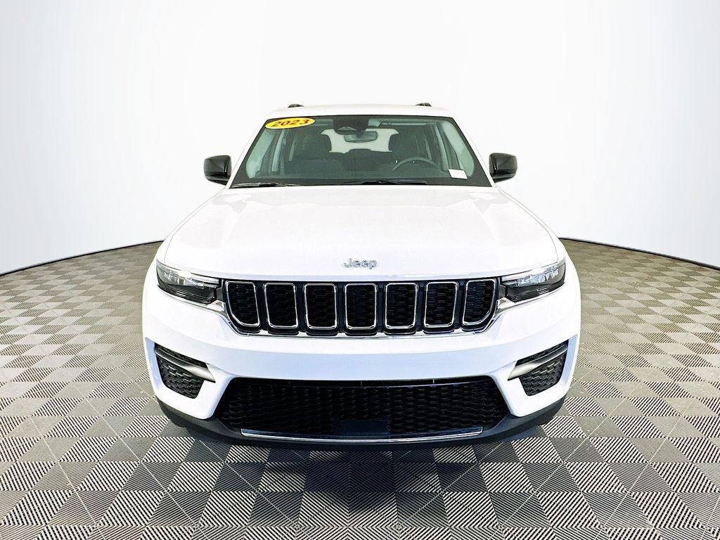 Certified 2023 Jeep Grand Cherokee Laredo w/ Luxury Tech Group I AWD/4WD image 4