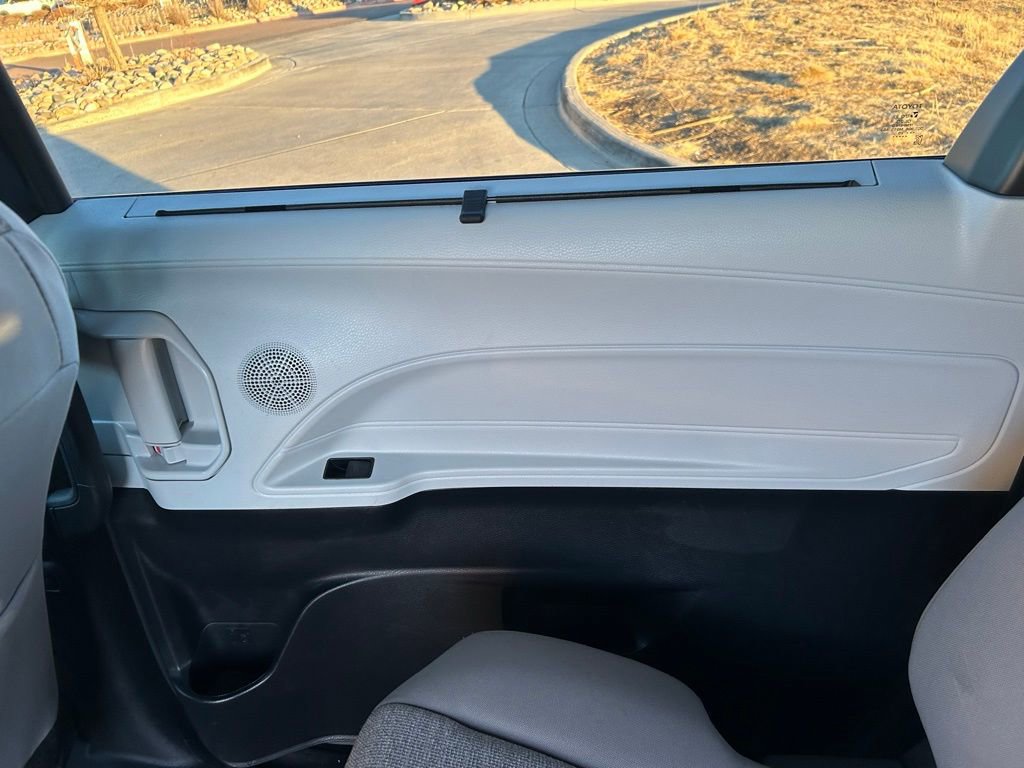 Used 2025 Toyota Sienna LE image 31