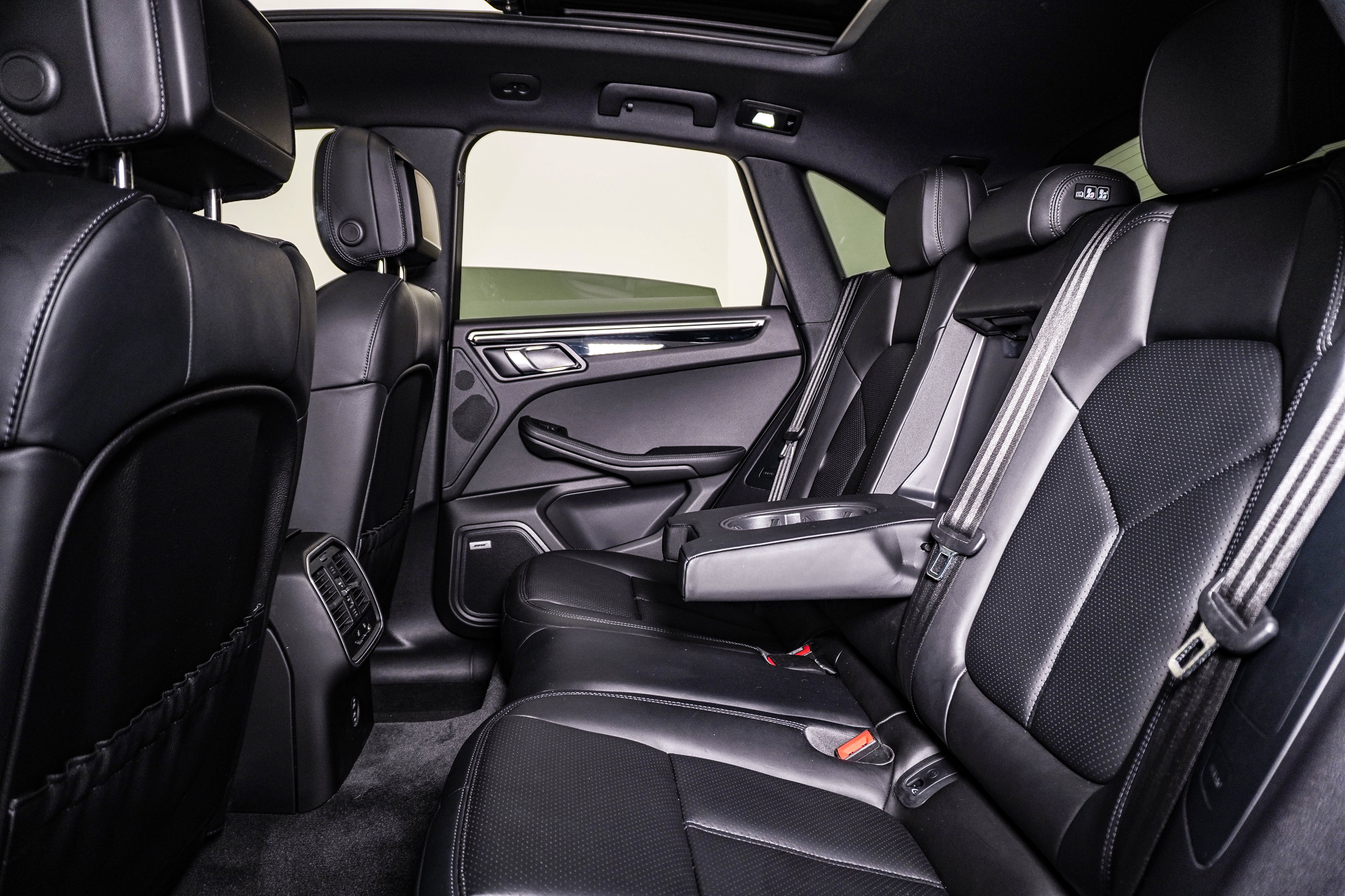 Certified 2023 Porsche Macan Turbo AWD/4WD image 17