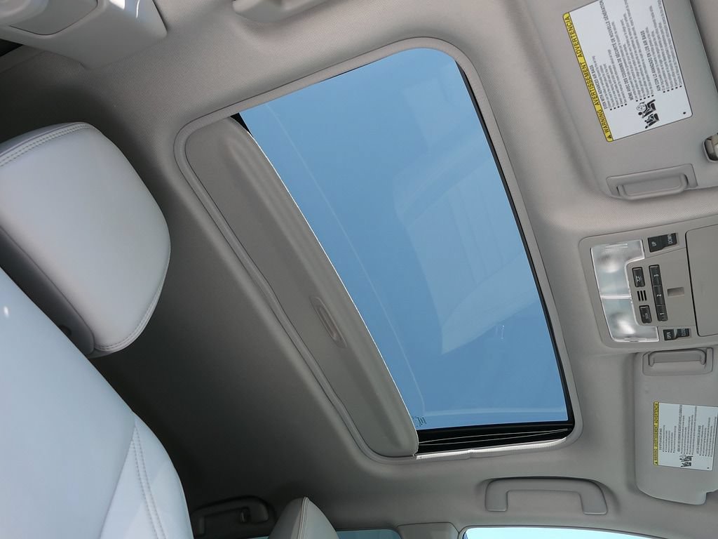 Used 2017 Toyota Camry XLE w/ Moonroof Package FWD image 30