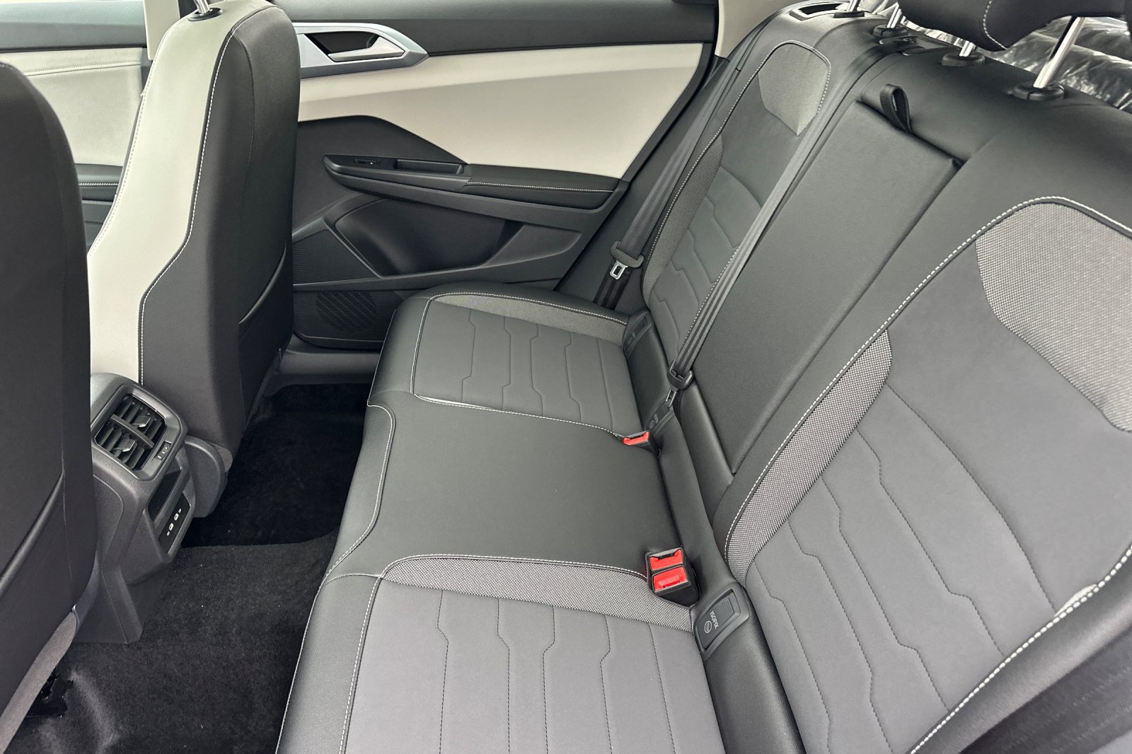 New 2026 Volkswagen Taos SE FWD image 12