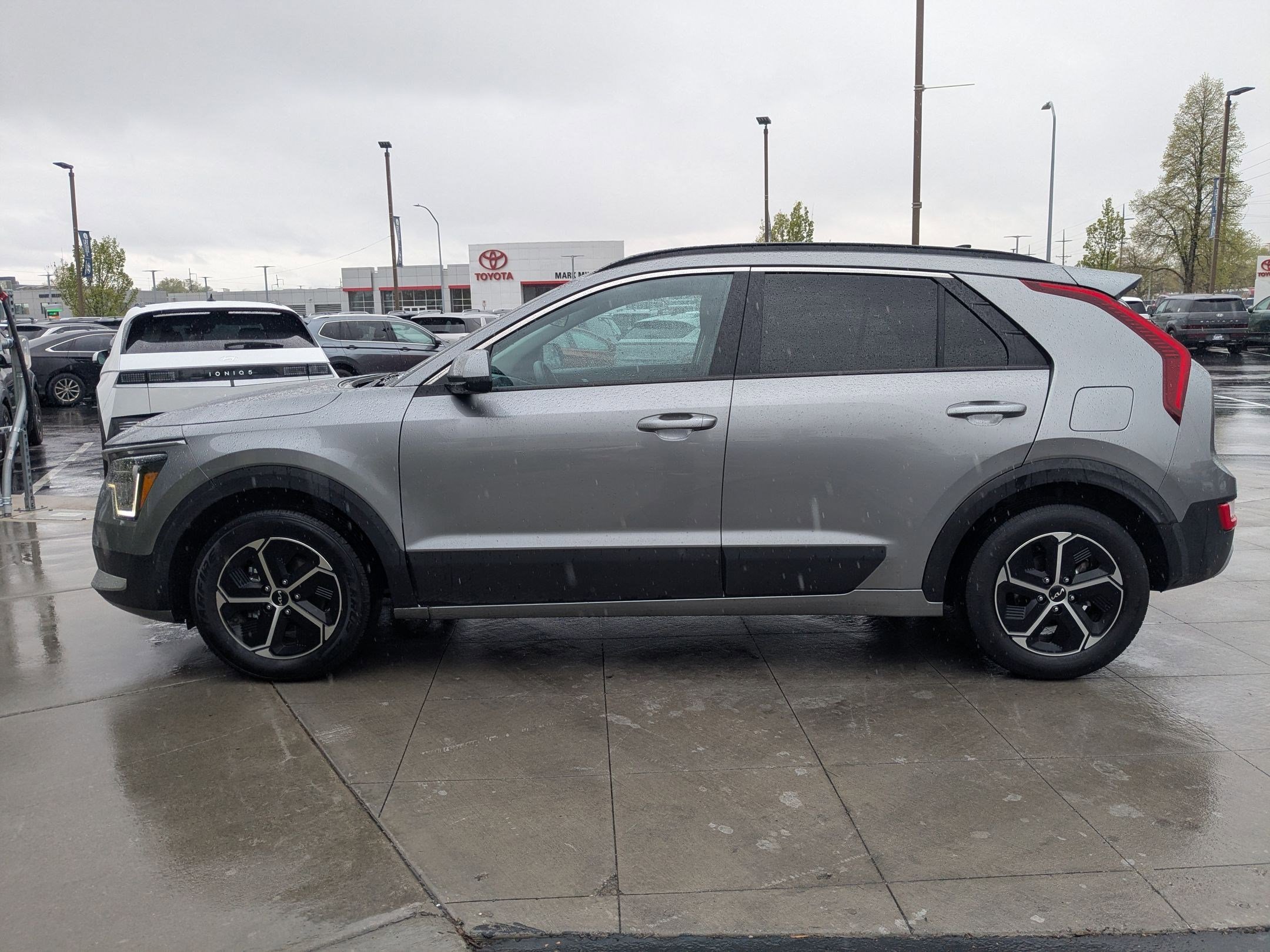 Used 2025 Kia Niro LX FWD image 9