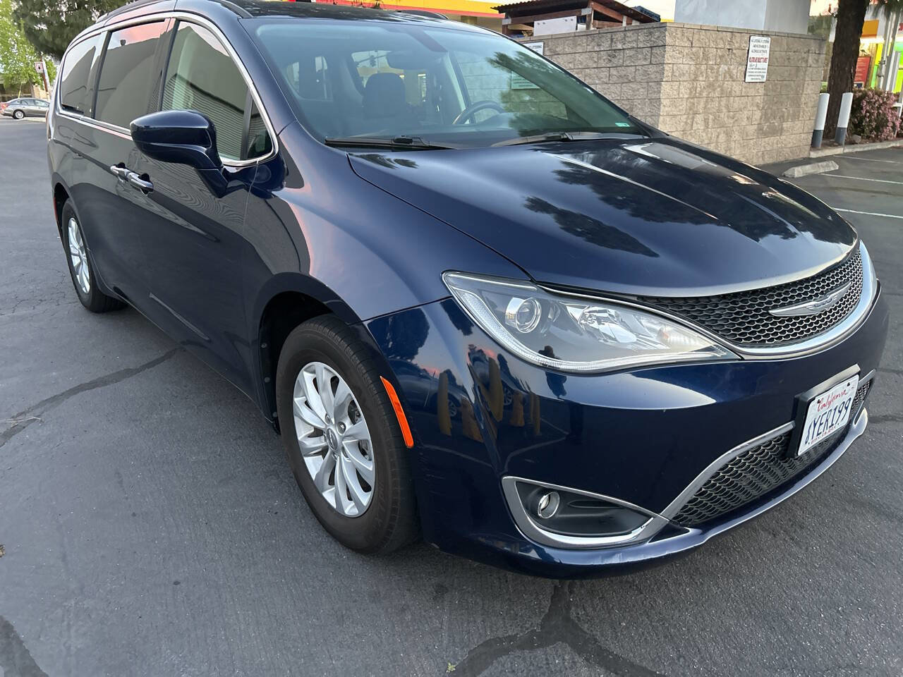 Used 2018 Chrysler Pacifica Touring Plus image 2