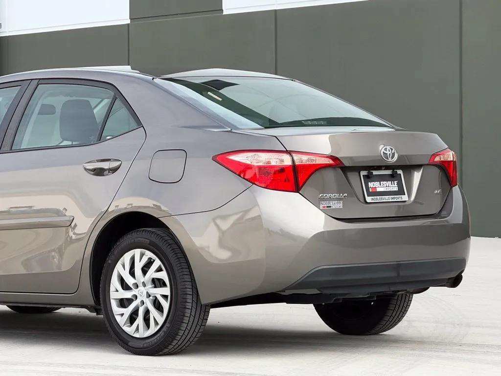 Used 2017 Toyota Corolla LE w/ Carpet Mat Package (TMS) FWD image 31