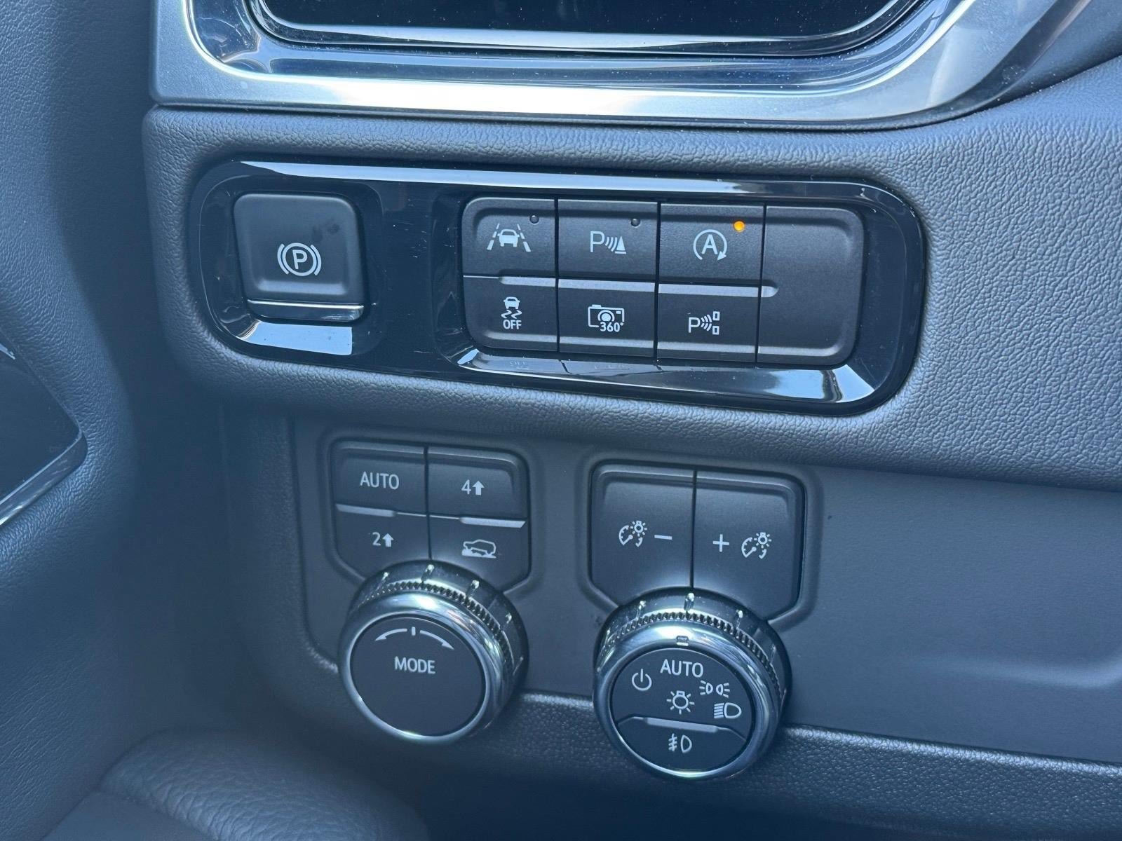 Used 2025 GMC Yukon XL Denali AWD/4WD image 14