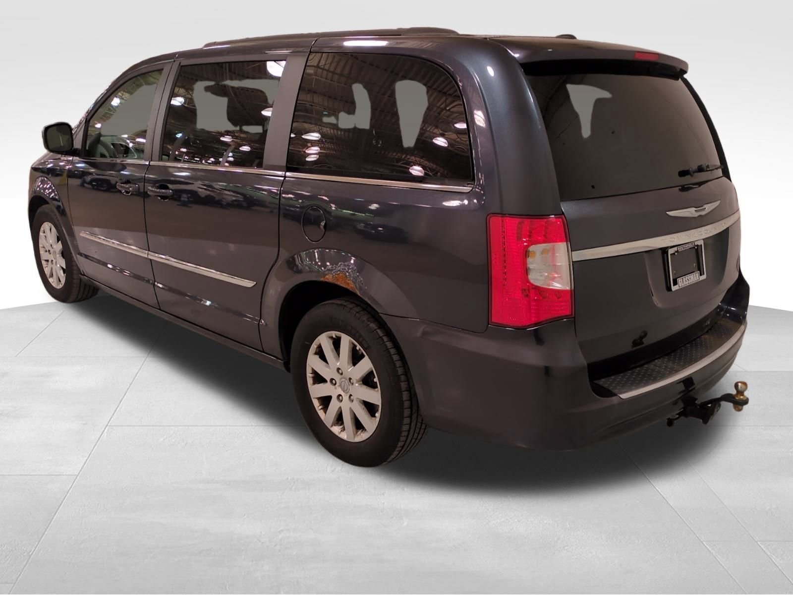 Used 2014 Chrysler Town & Country Touring image 5